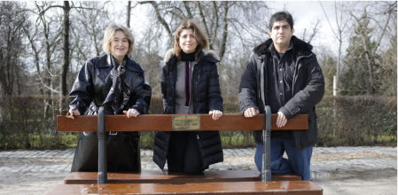 Rivera de la Cruz con los familiares del cantante y compositor Manuel de la Calva en el banco que se ha colocado su placa.