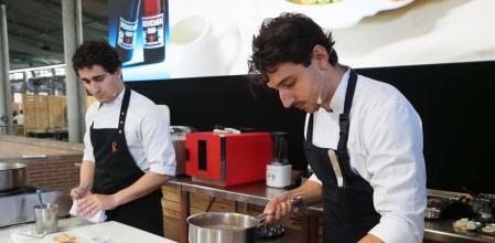 Martí y Marc Roca, segunda generación de El Celler, haciendo sus elaboraciones