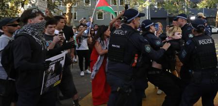 Un manifestante, en el momento de ser arrestado por la policía de Sydney.