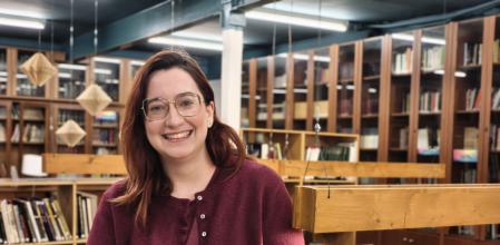 La profesora Núria Jiménez en su entorno de trabajo