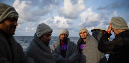 Migrantes bangladesíes rescatados por el barco 'Ocean Viking', operado por la ONG SOS Mediterranée, rumbo a Palermo