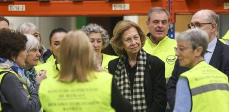 La reina Sofía, con un grupo de voluntarios,&nbsp; durante su visita este jueves a la sede del Banco de Alimentos de Bizkaia en Basauri, con motivo de la nueva instalación fotovoltaica donada por su fundación.&nbsp;