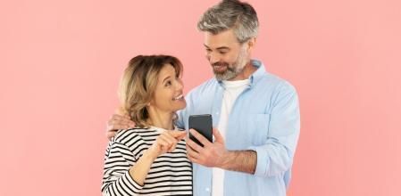 Pareja con el móvil