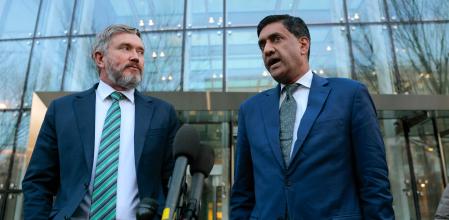 Los congresistas Thomas Massie y Ro Khanna, impulsores de la ley de transparencia, en declaraciones a la prensa tras consultar los documentos de Epstein sin redactar en el Departamento de Justicia.