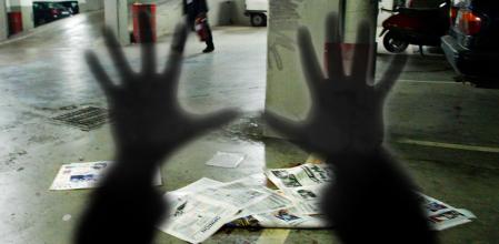 Papeles de diario cubren la sangre del suelo tras el asesinato del empresario Manuel Salgado en Vigo&nbsp;