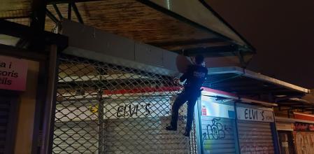 Un agende inspeccionando una parte elevada del mercado de Santa Eulàlia