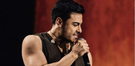 Es guapo y lo sabe pero no le acomoda que lo clasifiquen: a sus conciertos asisten muchas parejas que le han agradecido la canción de su boda, de la petición de mano o la que dedican a un hijo.