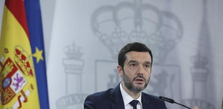 El ministro de Derechos Sociales, Consumo y Agenda 2030, Pablo Bustinduy, en la rueda de prensa después del Consejo de Ministros, este martes. EFE/ Kiko Huesca