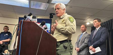 El sheriff del condado, durante una rueda de prensa sobre la desaparición de Nancy Guthrie.&nbsp;