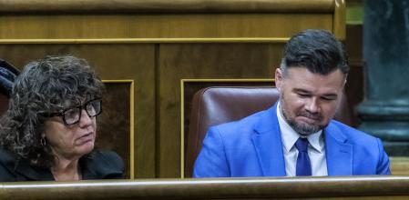 Gabriel Rufián en el Congreso de los diputados junto a Teresa Jordà.