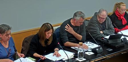 Bancada de la oposición. Annabel Sorroche (izquierda) y Marta Gómez (dcha).