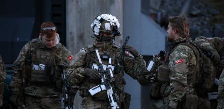 Soldados con banderas de Dinamarca y Groenlandia durante una visita en Groenlandia