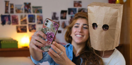 Corre la tendencia entre la GenZ de no mostrar a la pareja en redes sociales.