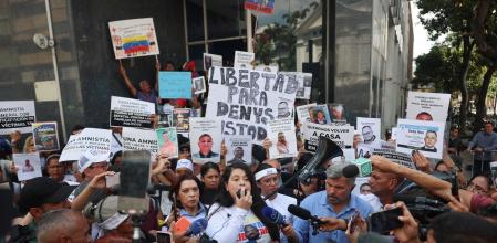 La activista Andreína Baduel habla en una concentración pro amnistía el martes