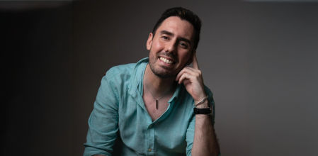 Especializado en trauma, apego y dependencia emocional, Díaz trabaja con EMDR, una terapia que permite reprocesar experiencias dolorosas que quedaron bloqueadas en el cerebro