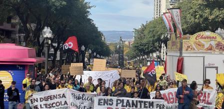 La manifestación de los educadores, con unas 5.000 personas, ayer en la Rambla Nova de Tarragona