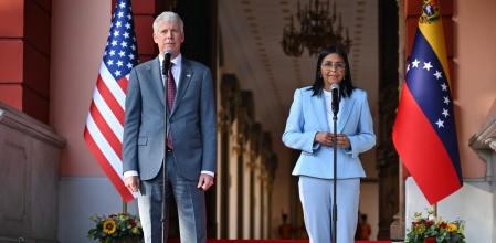 La presidenta encargada del país sudamericano, Delcy Rodríguez, y el secretario de Energía estadounidense, Chris Wright, durante la histórica visita de alto rango de la Casa Blanca a Caracas