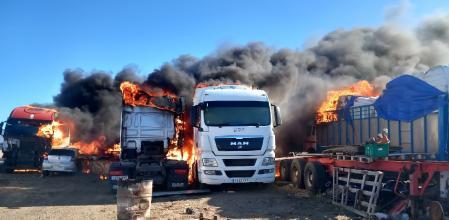 Imagen que muestra varios camiones ardiendo por el incendio declarado en Reus.