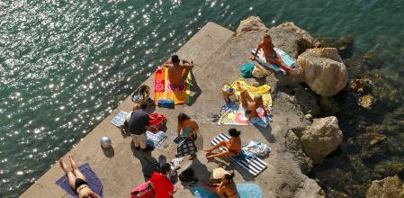 La playa de Anse de la Malmousque, en Endoume, no es de arena fina, sino que está compuesta de rocas y una losa de hormigón