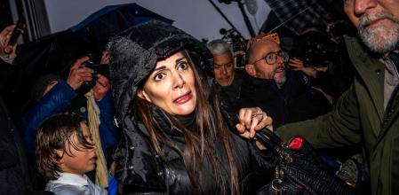 Jessica (centro) y Jacques Moretti (derecha), propietarios del bar de la tragedia de Año Nuevo.