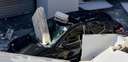 Vehiculo afectado por el temporal de viento en Catalunya en l'Hospitalet de Llobregat