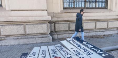 Señalizaciones caídas en el paseo Josep Carner de Barcelona