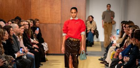 Una modelo presenta uno de los looks de Tory Burch Fall/Winter 2026 en Nueva York