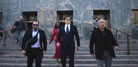 El jefe de Instagram, Adam Mosseri (en el centro), sale del tribunal de Los Angeles