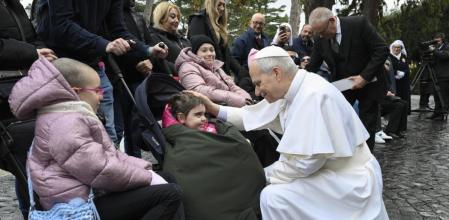 León XIV saludando a los fieles el miércoles 11 ante la estatua de la Imaculada del Vaticano