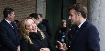 Giorgia Meloni y Emmanuel Macron conversan amicalmente en un encuentro reciente&nbsp;
