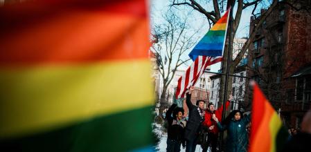 Activistas celebran el nuevo izado de la bandera.