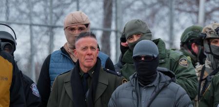 Gregory Bovino, rodeado de policías y agentes federales.&nbsp;