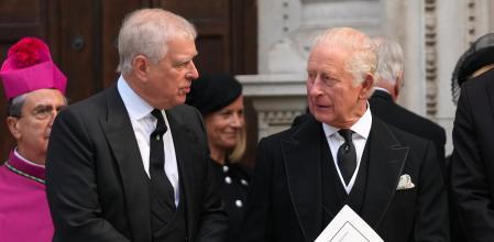 El expríncipe Andrés junto a su hermano, Carlos III, en una imagen de archivo.