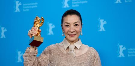 Michelle Yeoh con su Oso de Oro de honor en el photocall