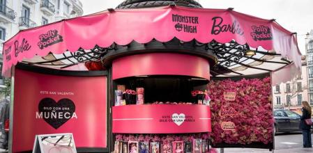 Quiosco de Mattel en la Glorieta de Bilbao, en Madrid, instalado hasta San Valentín.