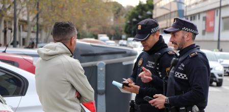 Agentes de la Policía Local multando a uno de los gorrillas 