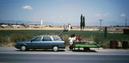 Un Renault 21 Nevada, gran protagonista de las fotos familiares de la obra 'Un cotxe'&nbsp;
