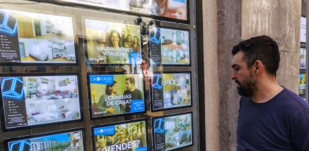 Anuncios de alquiler y compraventa en una inmobiliaria del centro de Madrid