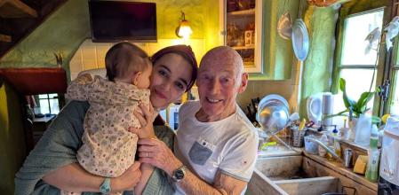 Pierre Sablé, 91 años, y su esposa Aïcha, de 39, con la pequeña Louise Maria, de siete meses