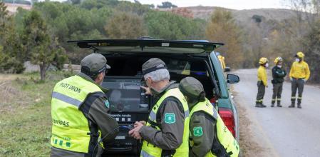 Agentes rurales sobre ele terreno en el operativo de la contención de la peste porcina africana, en una imagen de archivo