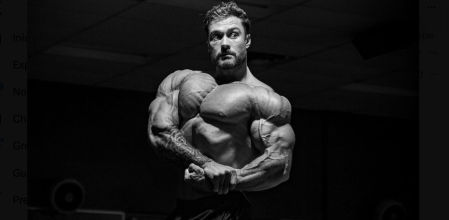 Chris Bumstead, leyenda del culturismo en un posado