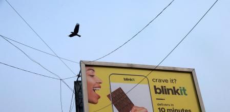 Un cartel publicitario en India de una compañía de entrega rápida