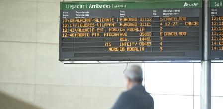 Vista de los trenes suspendidos a causa del viento este sábado en la estación de Castellón. 