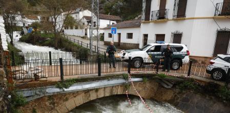 BENAOJÁN (MÁLAGA), Agentes de la Guardia Civil vigilan la crecida de uno de los afluentes del río Guadiaro a su paso por Benaoján. El Guadiaro ha incrementado sus niveles por los desembalses l
