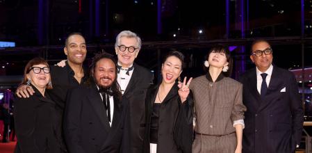 Wim Wenders rodeado de los otros miembros del jurado