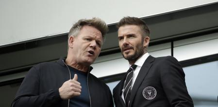 Gordon Ramsay y David Beckham charlando en un palco del estadio donde juega el Inter de Miami, equipo de fútbol que preside David