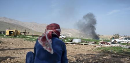 Un palestí observa com crema el seu habitatge a mans de colons
