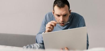 Un hombre alucina con los descuentazos de AliExpress en este mes de febrero