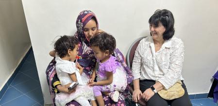 Las dos gemelas Khadija y Cherive con su madre y Patrícia Romero, enfermera neonatal del Hospital Sant Joan de Déu&nbsp;