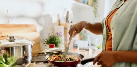 Cocinar lo que comemos y compartirlo mejora nuestro estado ánimo.&nbsp;